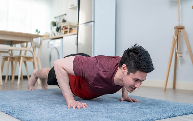 5 simpele oefeningen om thuis fit te blijven – zonder sportschool